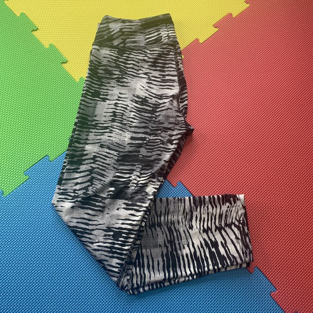 Beyond Yoga Size M Zebra Print Cropped Leggings Women's Mid Rise Stretch Workout